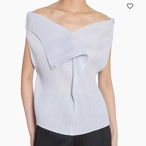 Interplanetary Monthly Colors : July Top in light grey color.